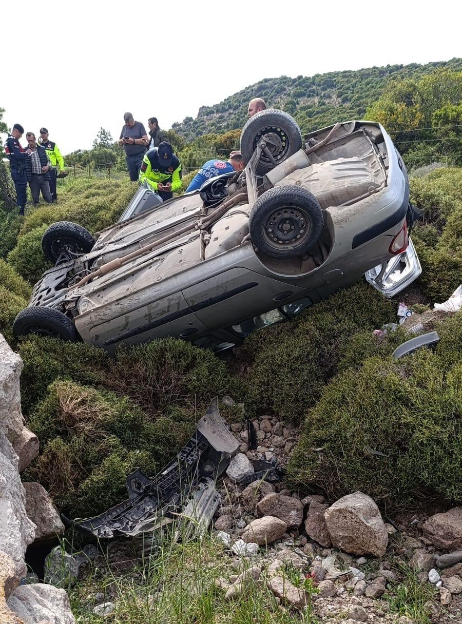Ayvacık’ta şarampole yuvarlanan araçtaki 4 kişi yaralandı