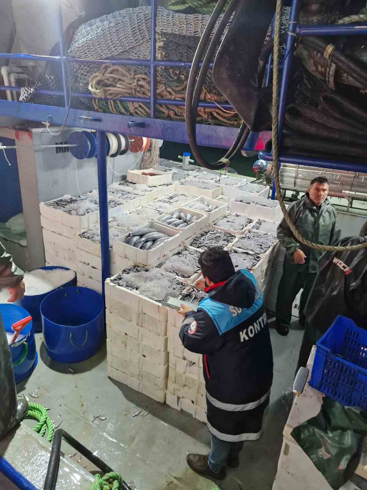 Balık sezonunda İnebolu’dan 2 milyon 965 bin ton balık karaya çıkartıldı