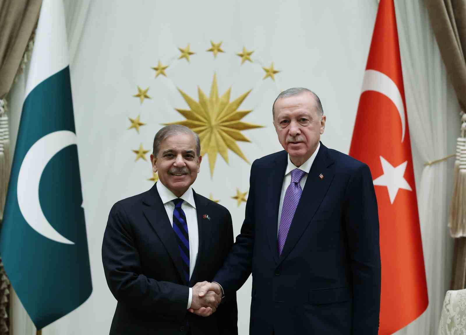Cumhurbaşkanı Recep Tayyip Erdoğan, Pakistan Başbakanı Şahbaz Şerif ile Cumhurbaşkanlığı Külliyesi’nde bir araya geldi.