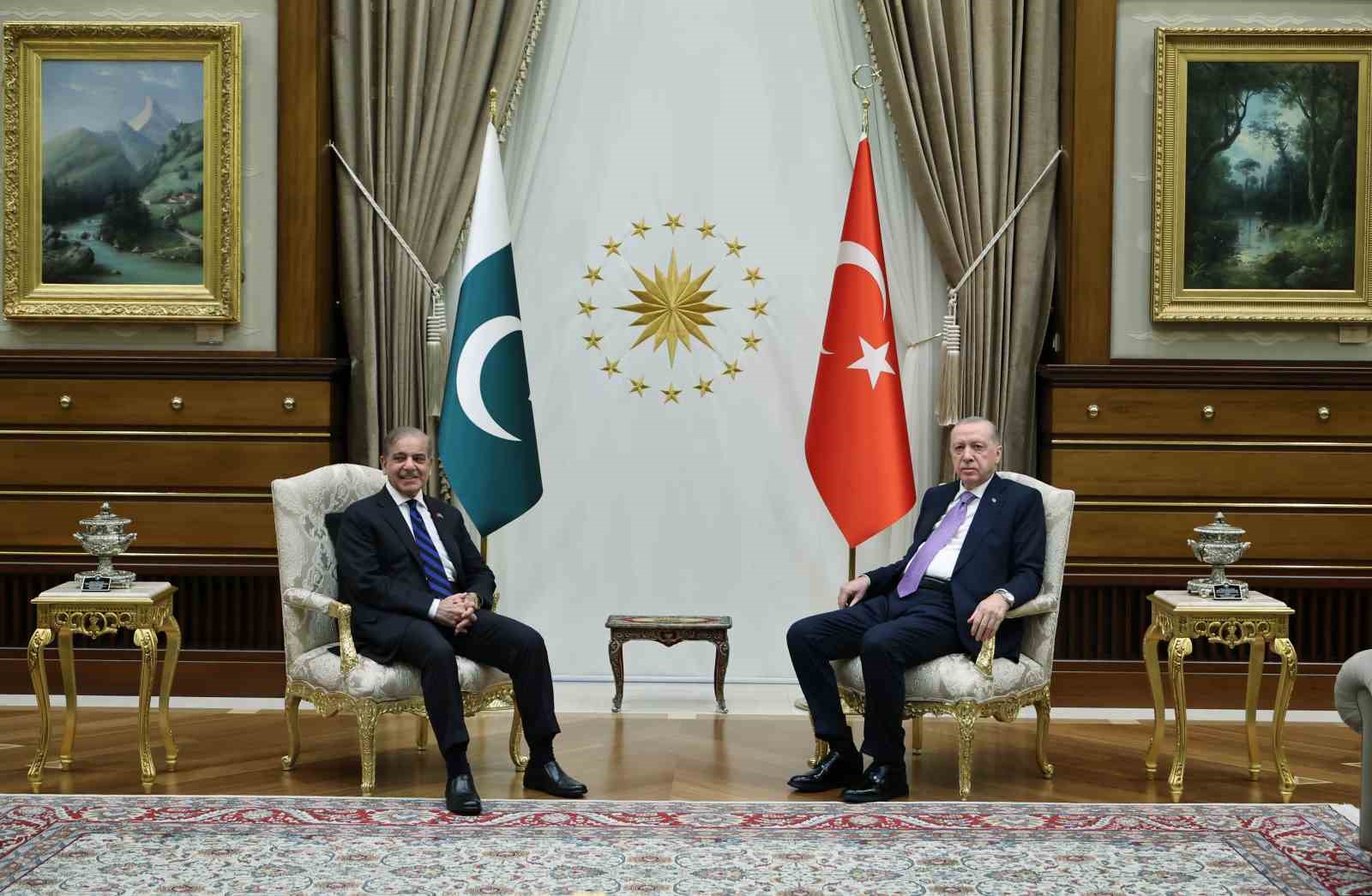 Cumhurbaşkanı Recep Tayyip Erdoğan, Pakistan Başbakanı Şahbaz Şerif ile Cumhurbaşkanlığı Külliyesi’nde bir araya geldi.
