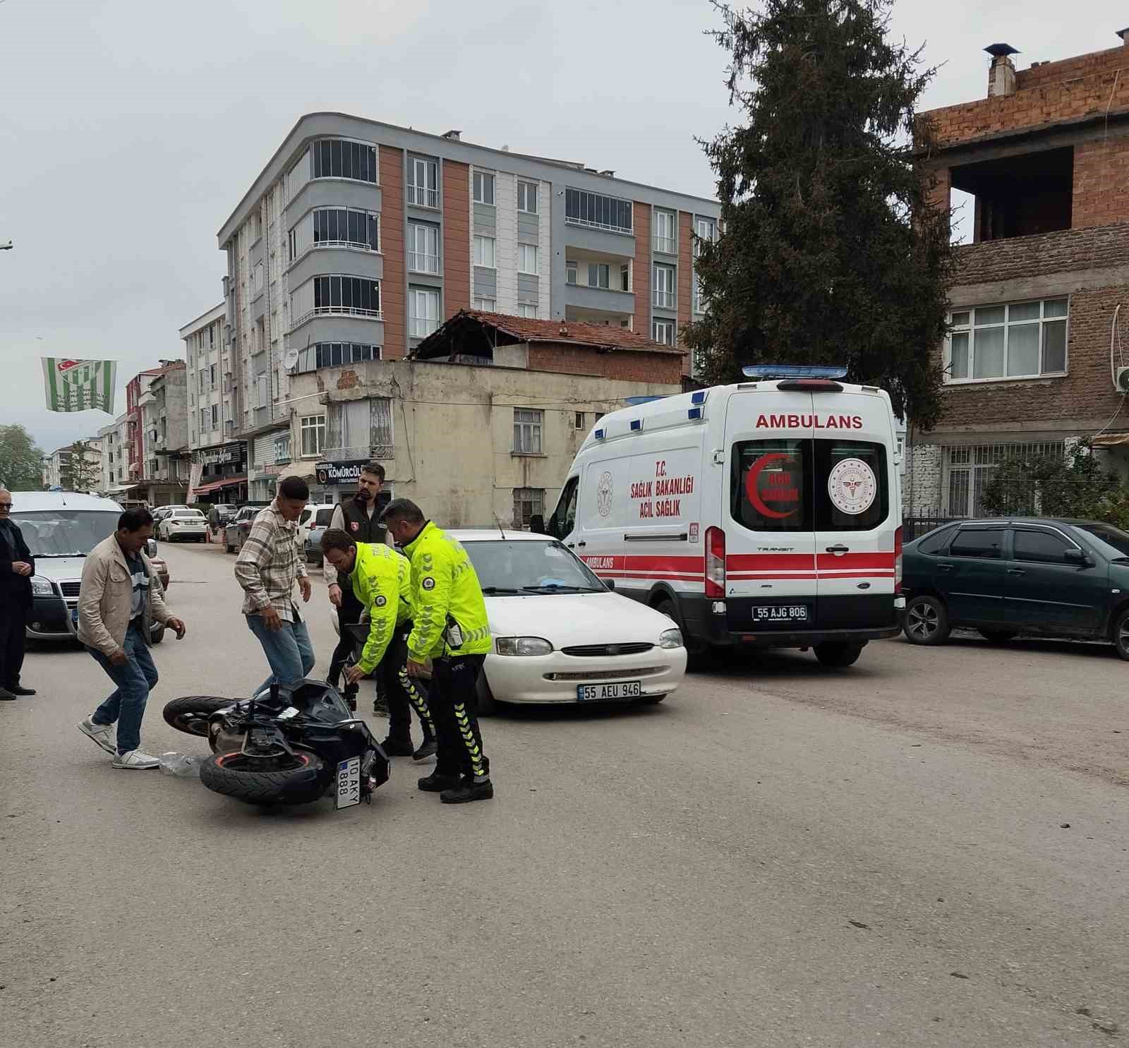 Motosikletin çarptığı yaya yaralandı