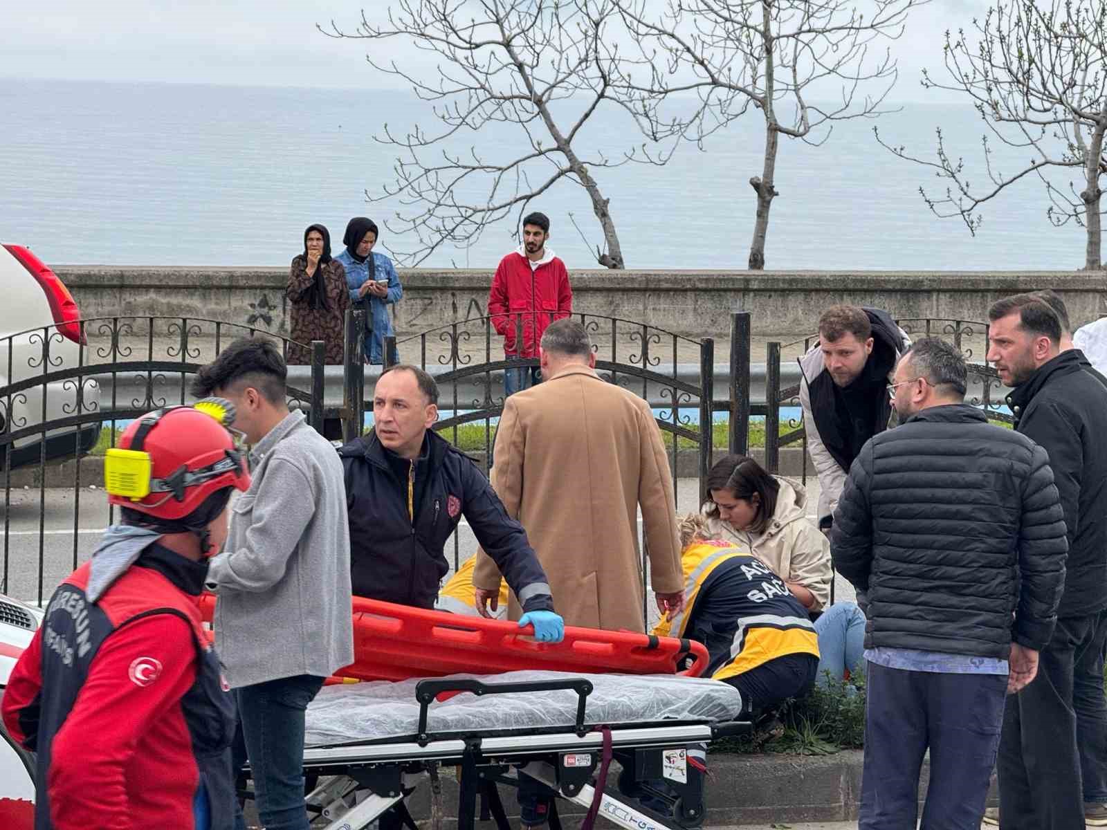 Bariyerleri aşan araç karşı şeride geçti: 2 yaralı