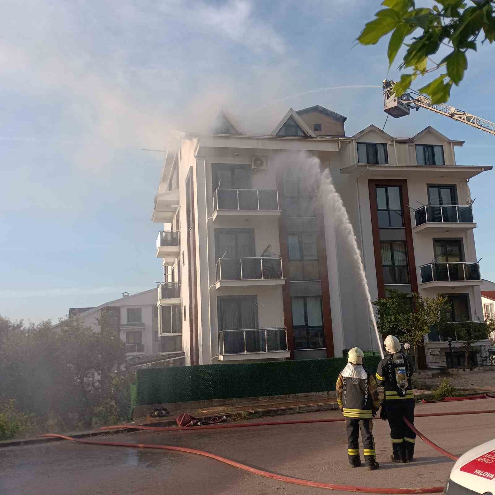 &Ccedil;atı alev alev yandı, bina sakinleri g&ouml;zyaşları i&ccedil;inde izledi
