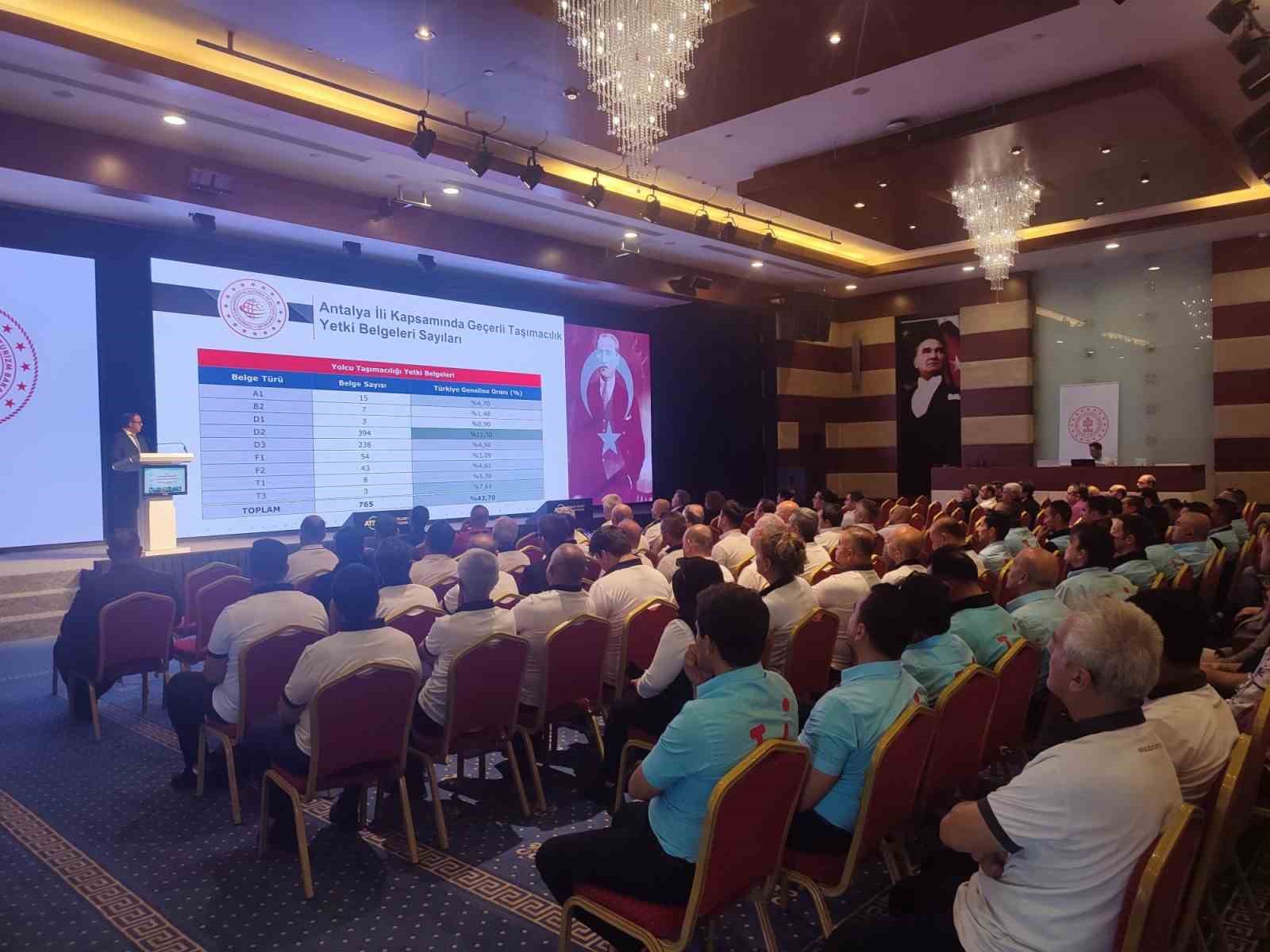 Antalya’da 300 turizm şoförüne yol güvenliği eğitimi verildi