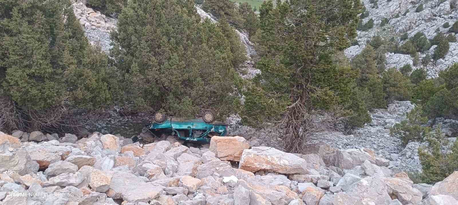 Otomobil dağ yolunda uçuruma yuvarlandı: 5 yaralı