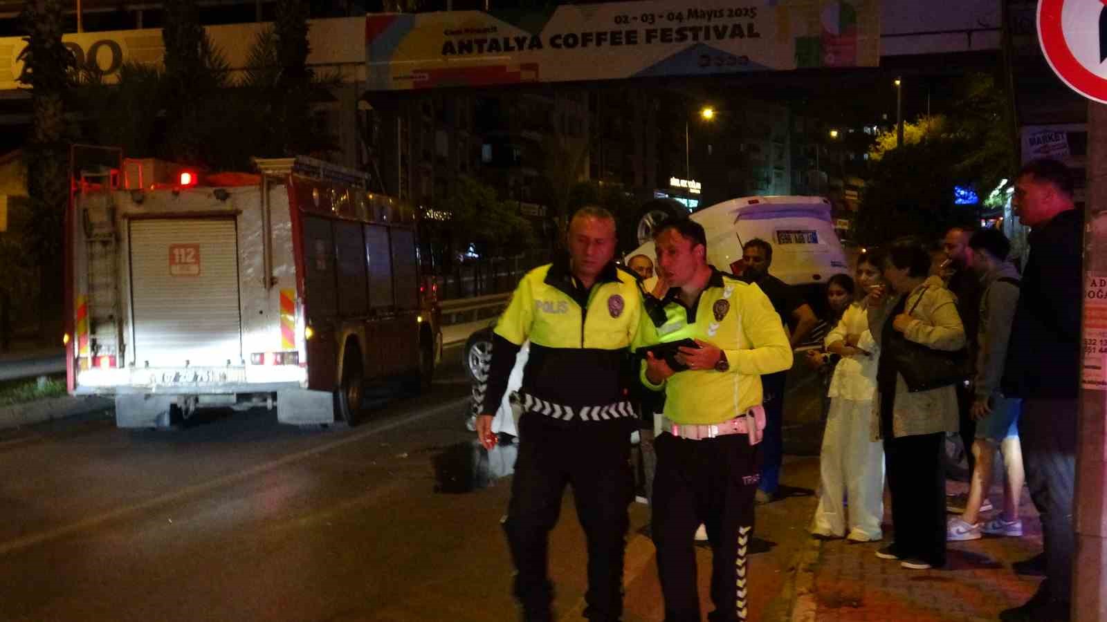 Refüje çarpıp taklalar atan araçtan genç sürücü sıyrık bile almadan çıktı