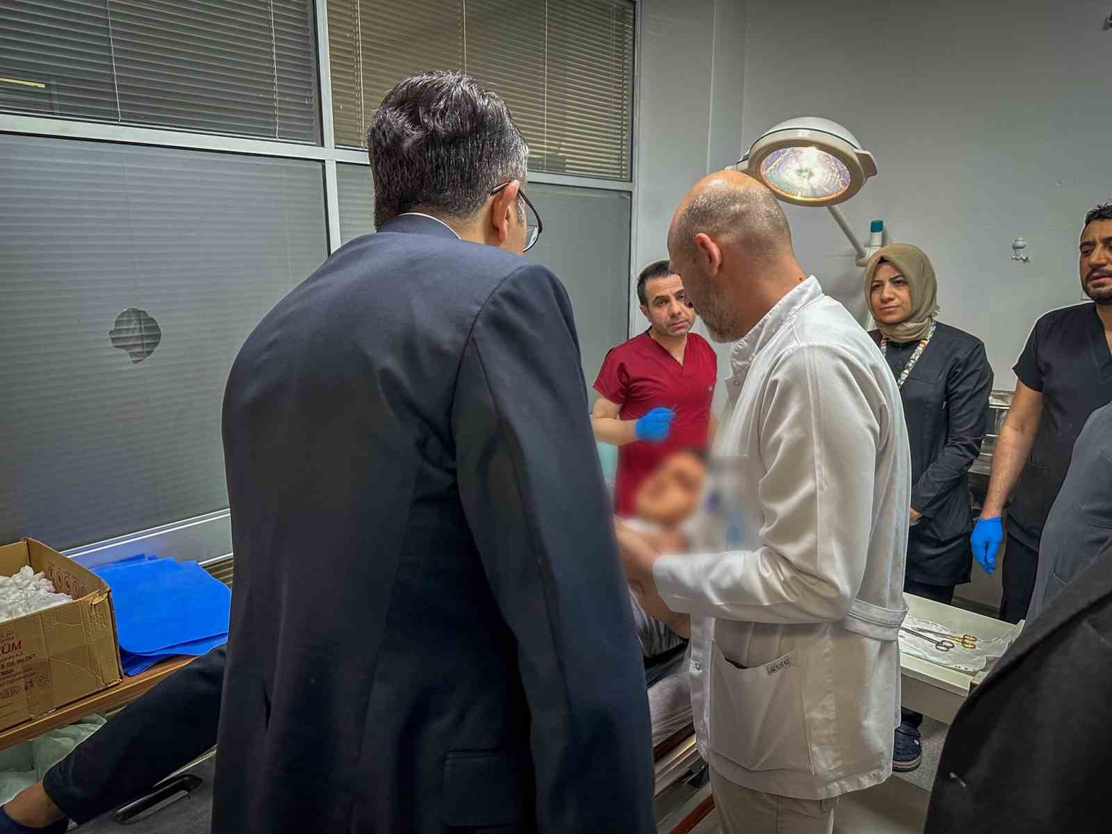 Vali Çelik trafik kazasında yaralanan vatandaşları ziyaret etti