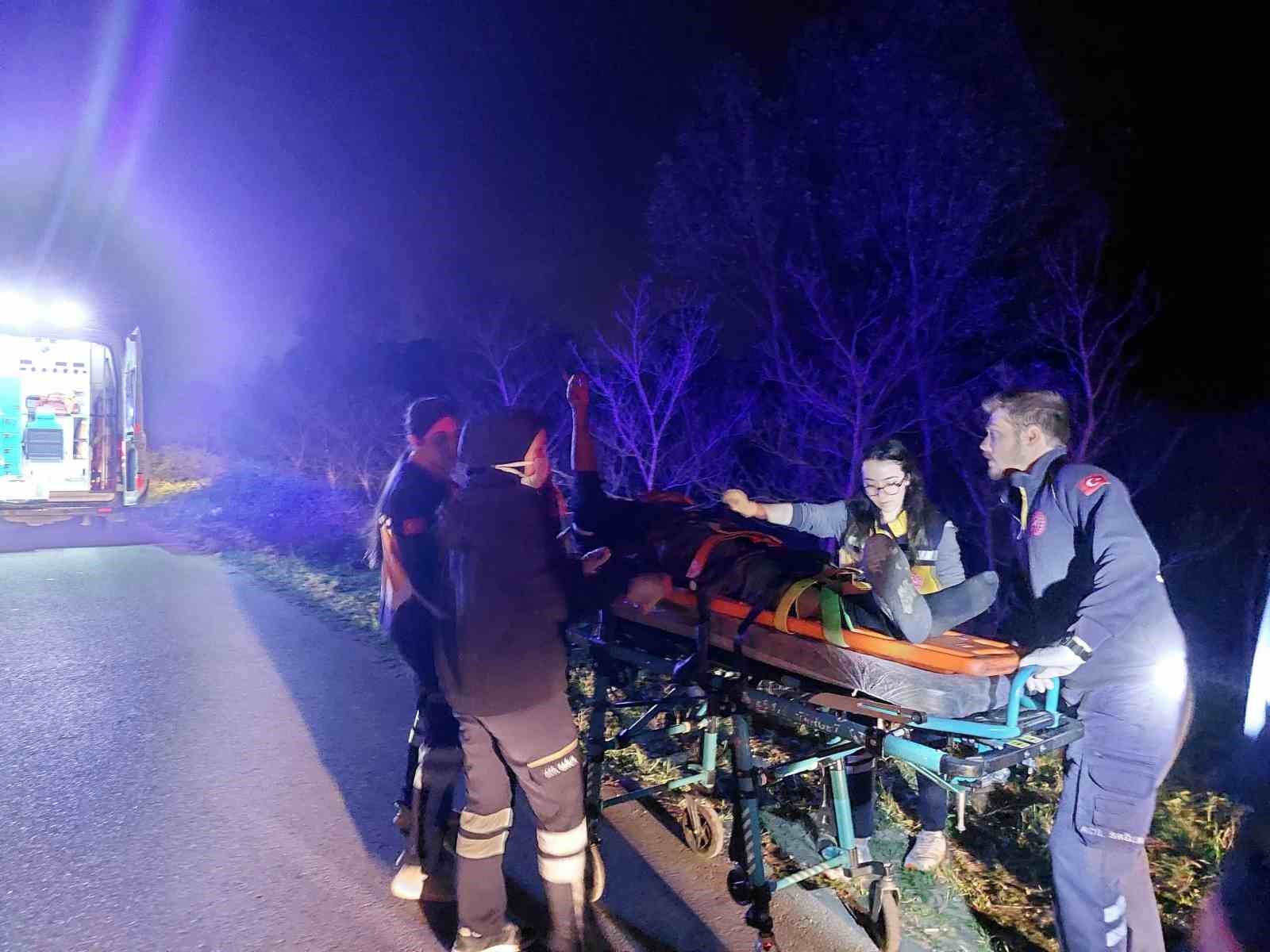 Böyle tiryakilik görülmedi: Şarampole uçan araçtan yaralı kurtarıldı, sedyede sigara yaktı