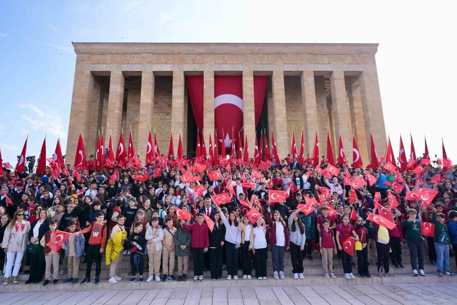 Bakan Tekin, öğrencilerle Anıtkabir’i ziyaret etti