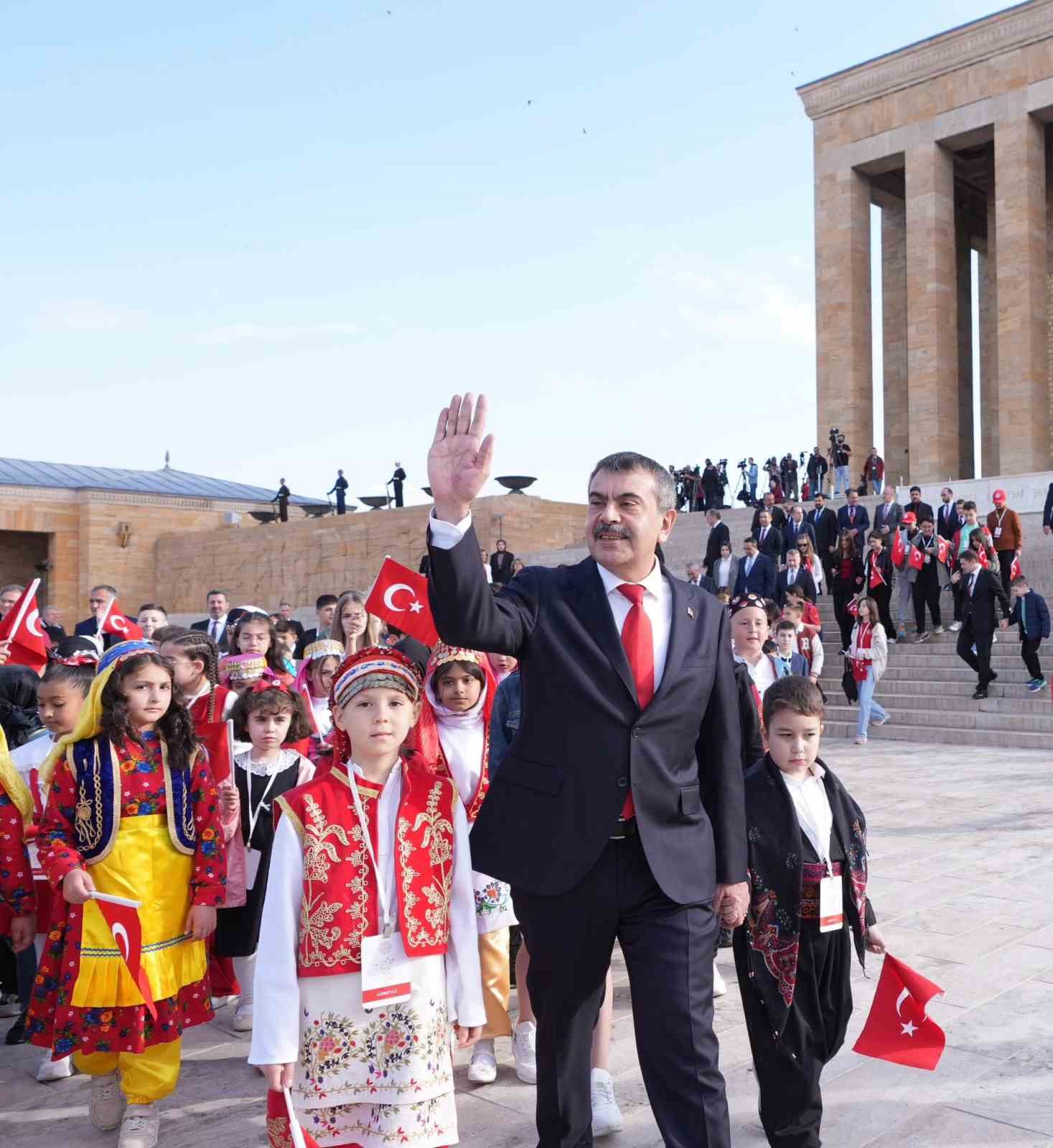 Bakan Tekin, öğrencilerle Anıtkabir’i ziyaret etti
