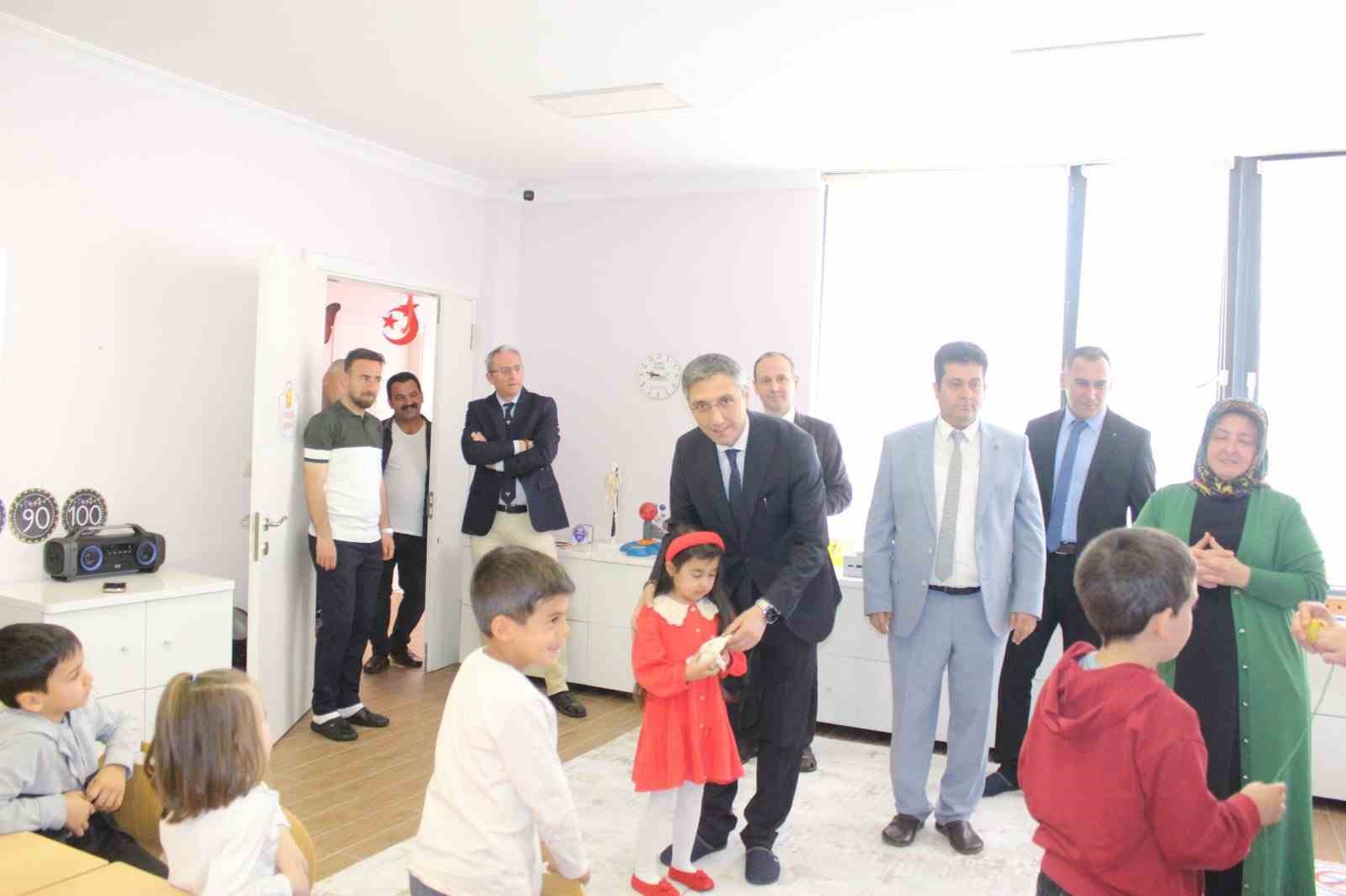 Bayburt’ta öğrencilere sağlık ve güvenlik oyun kutusu dağıtıldı