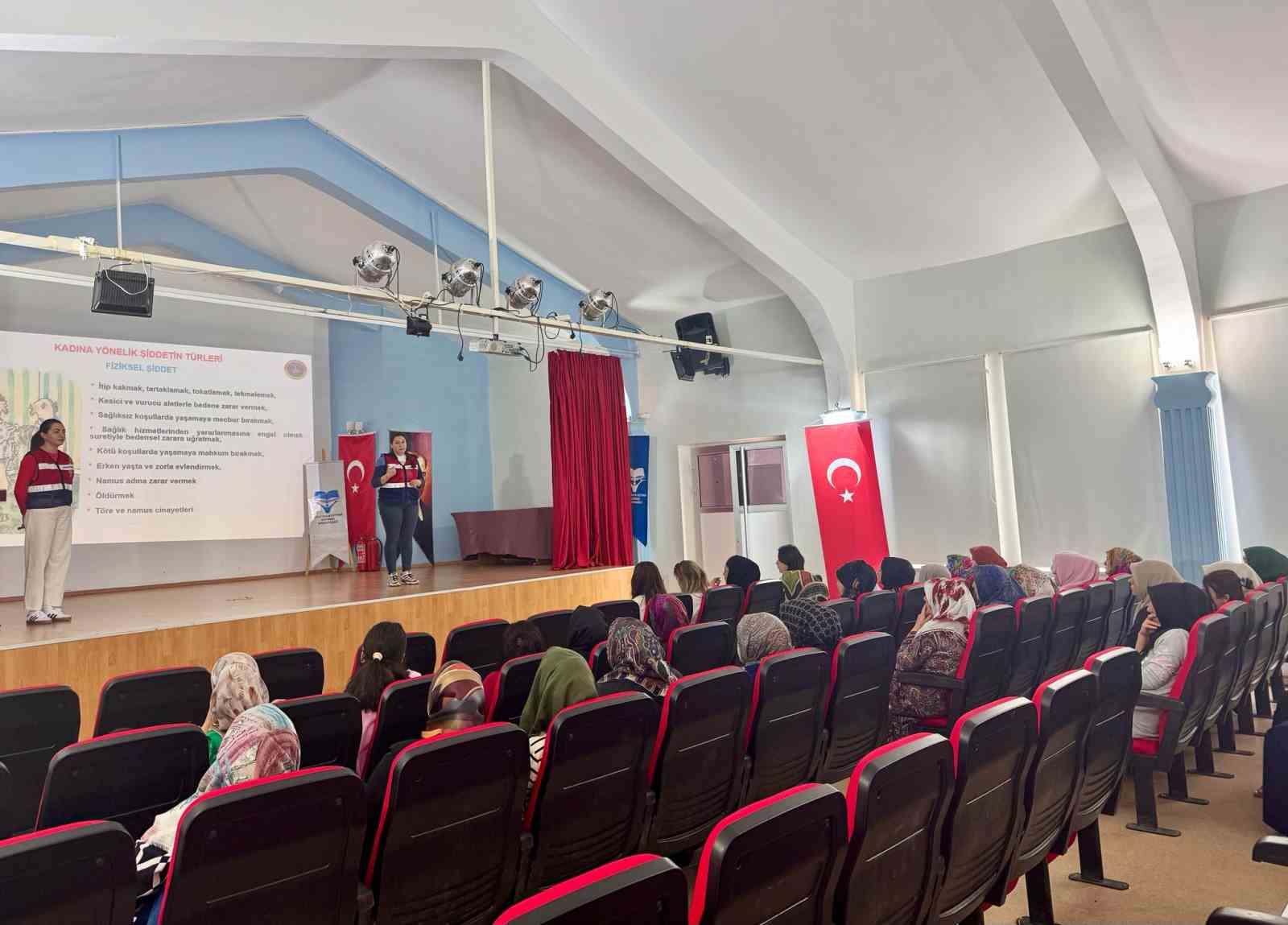 Jandarma, kadınlara bilgilendirmede bulundu