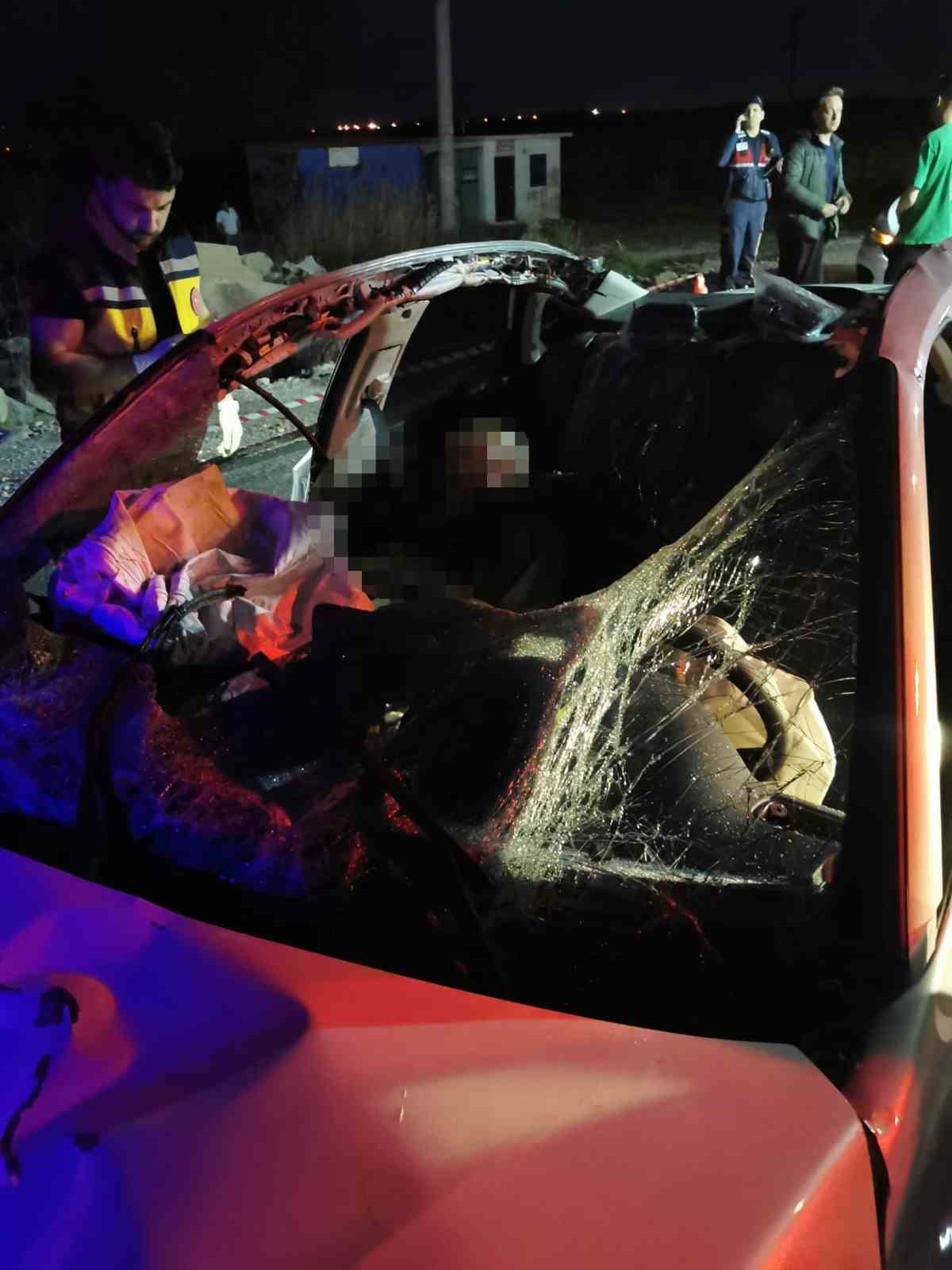 Başıboş ata &ccedil;arpan otomobil takla atarak hurdaya d&ouml;nd&uuml;: 1 &ouml;l&uuml; 1 yaralı
