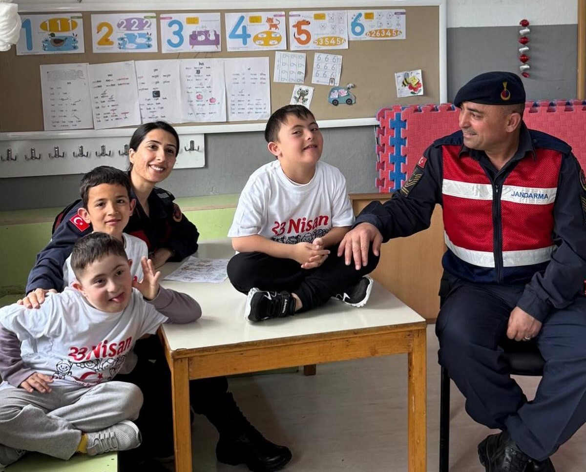 K&ouml;yceğiz Jandarması &ouml;ğrencilerin y&uuml;reklerini ısıttı
