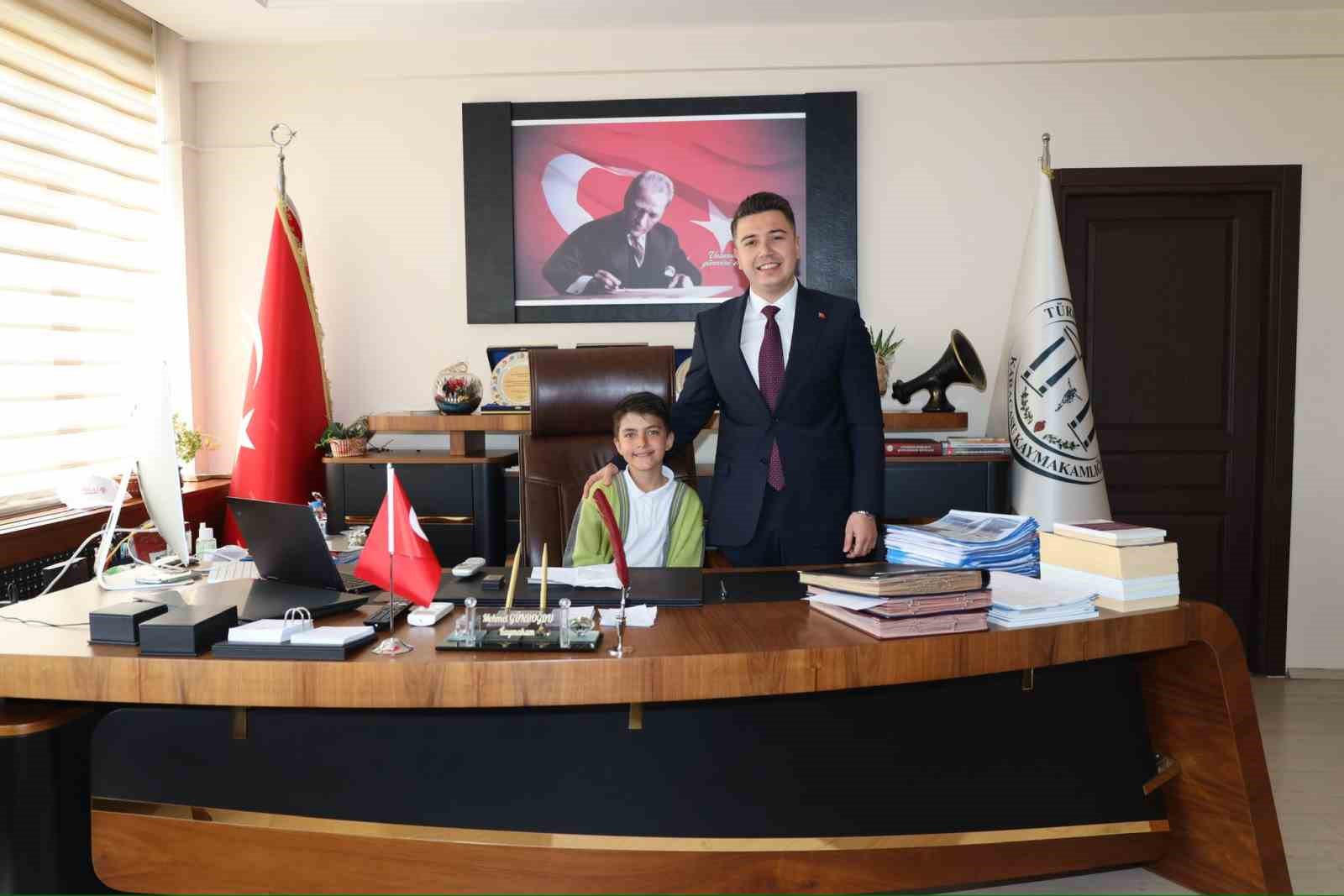 Karacasu’da kaymakamlık koltuğunu ilkokul öğrencisi Karaman devraldı