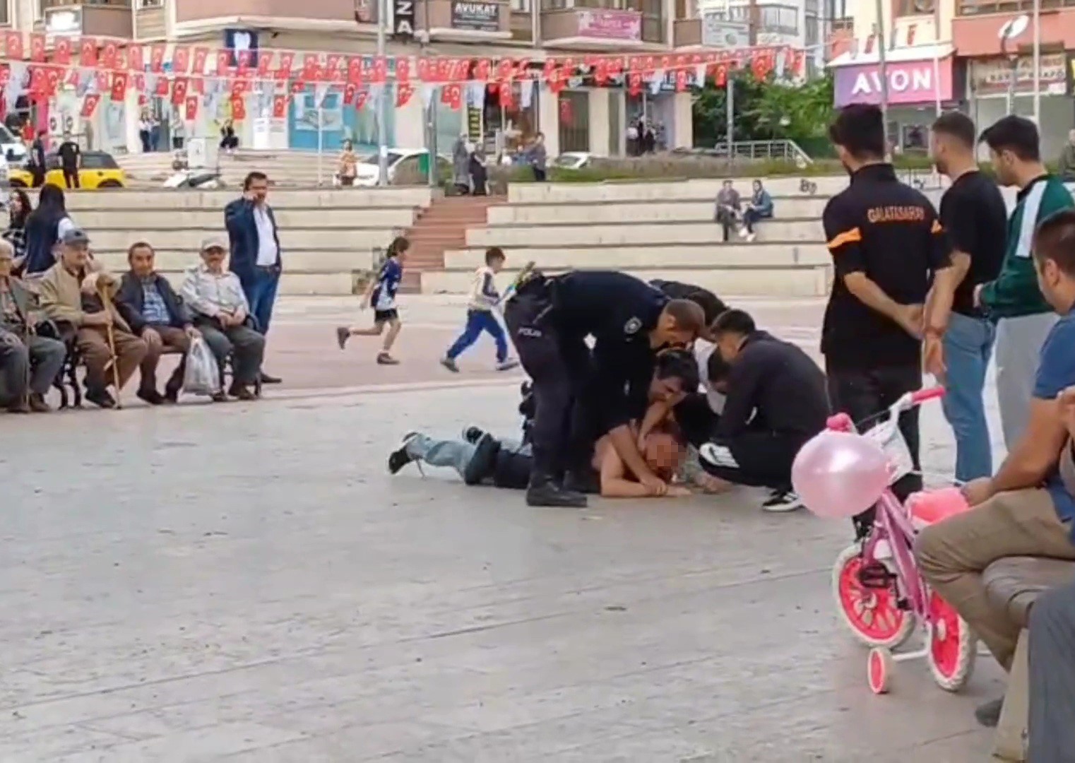 Kavgaya karışan şahıs polis ekiplerine zor anlar yaşattı
