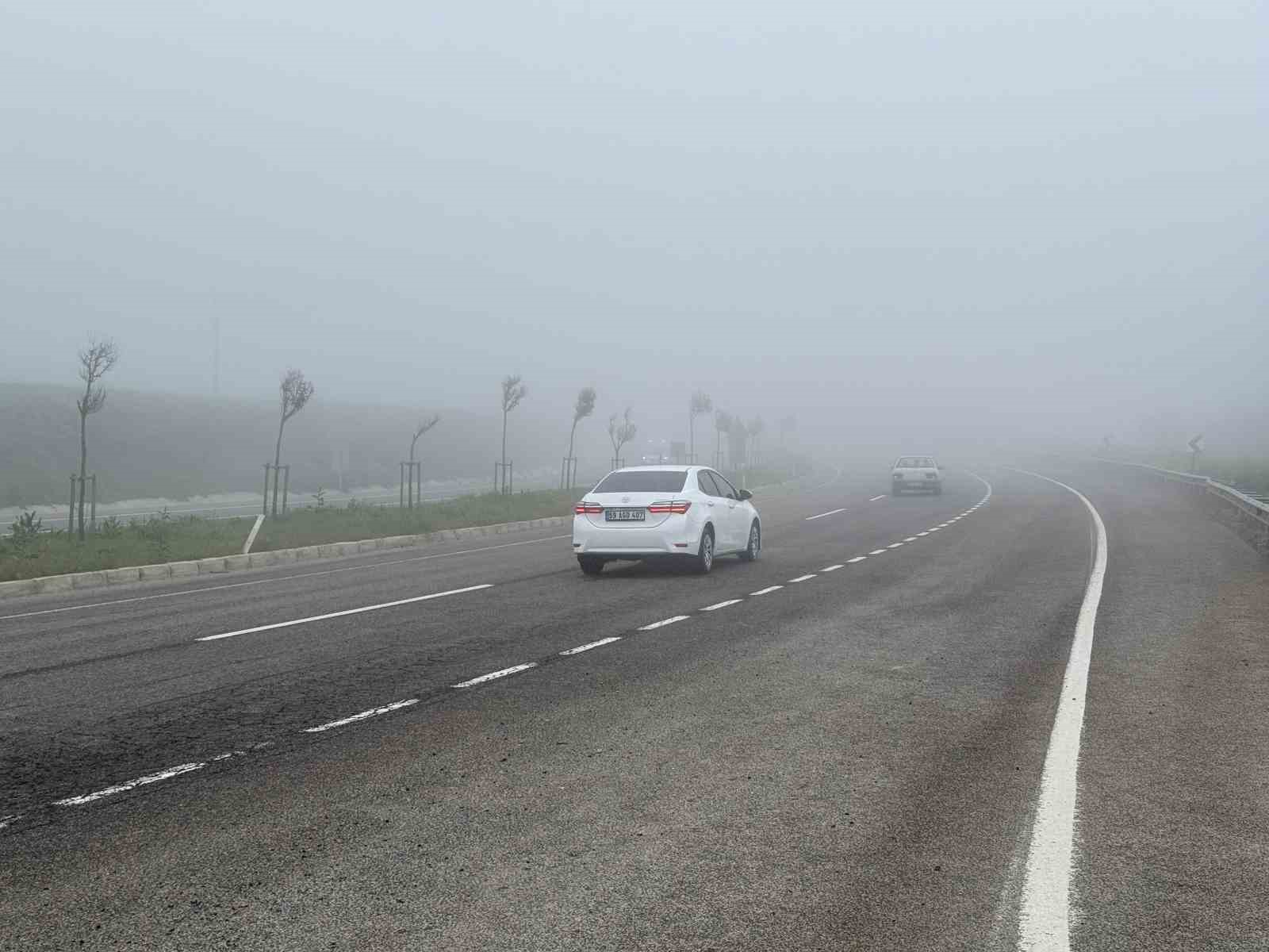 Tekirdağ’da yoğun sis sürücülere zor anlar yaşattı