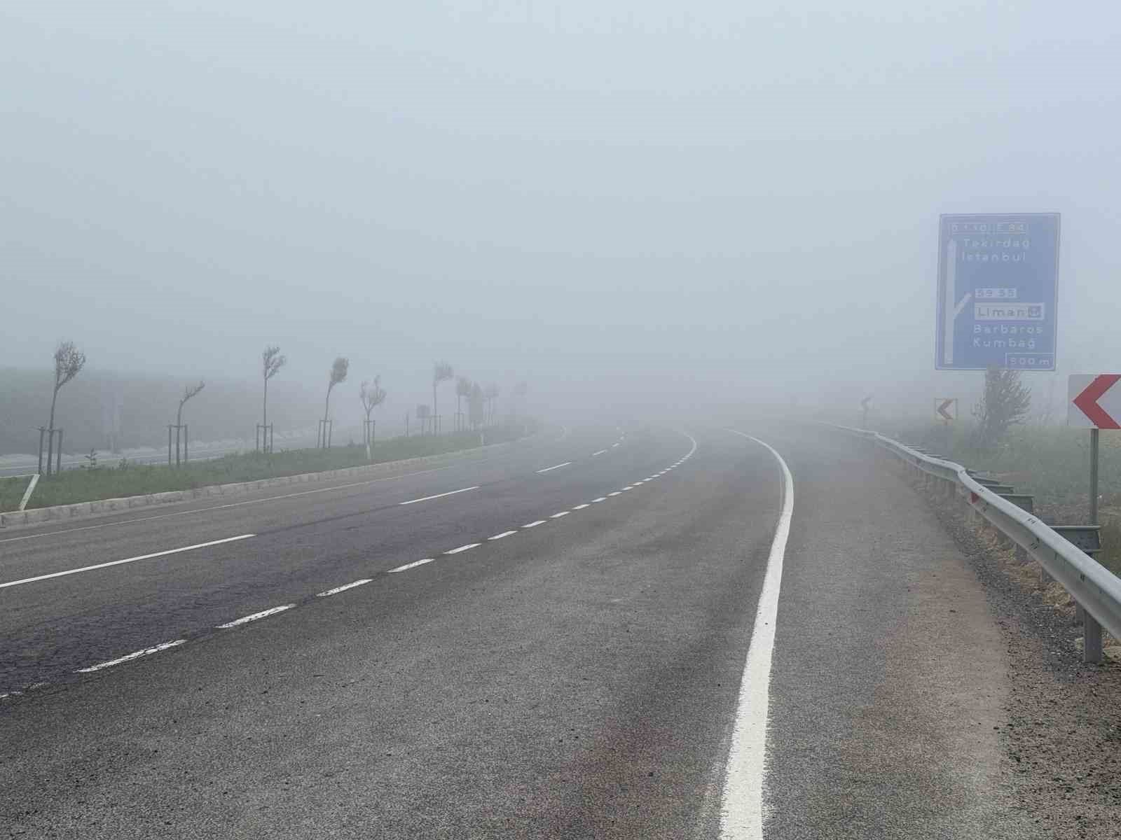Tekirdağ&rsquo;da yoğun sis s&uuml;r&uuml;c&uuml;lere zor anlar yaşattı
