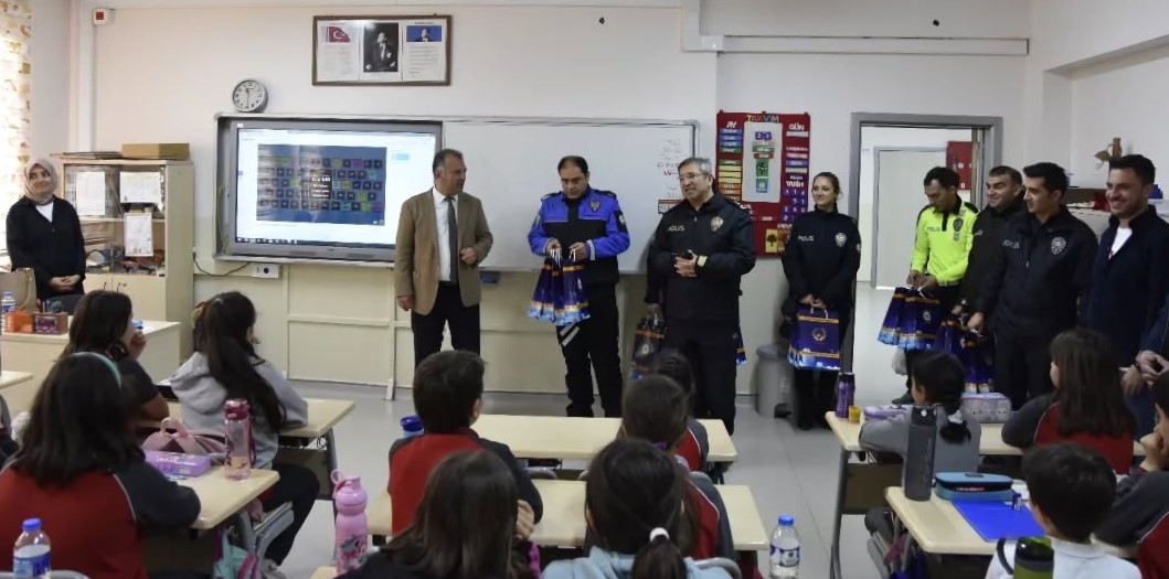 Bayburt polisinden öğrencilere ’23 Nisan’ sürprizi