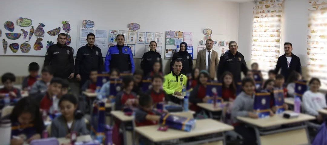 Bayburt polisinden öğrencilere ’23 Nisan’ sürprizi