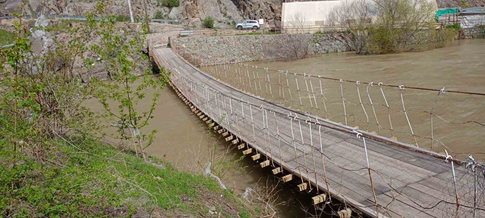 İspir’de halatı kopan tarihi asma köprü tehlike oluşturuyor