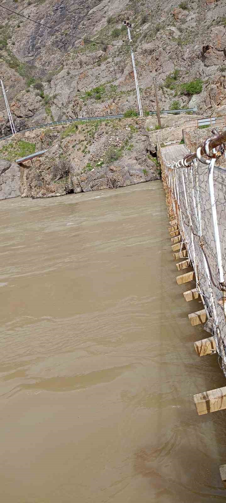 İspir’de halatı kopan tarihi asma köprü tehlike oluşturuyor
