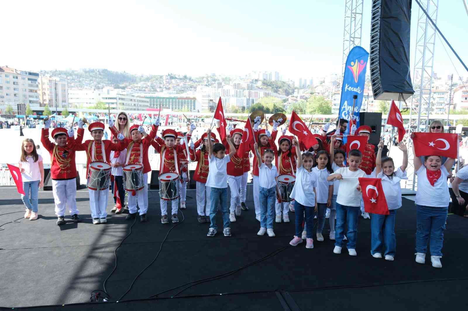 Çocuklardan renkli bando gösterisi