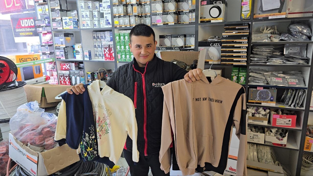 Yardımsever çırak: Kazancıyla çocukları sevindiriyor