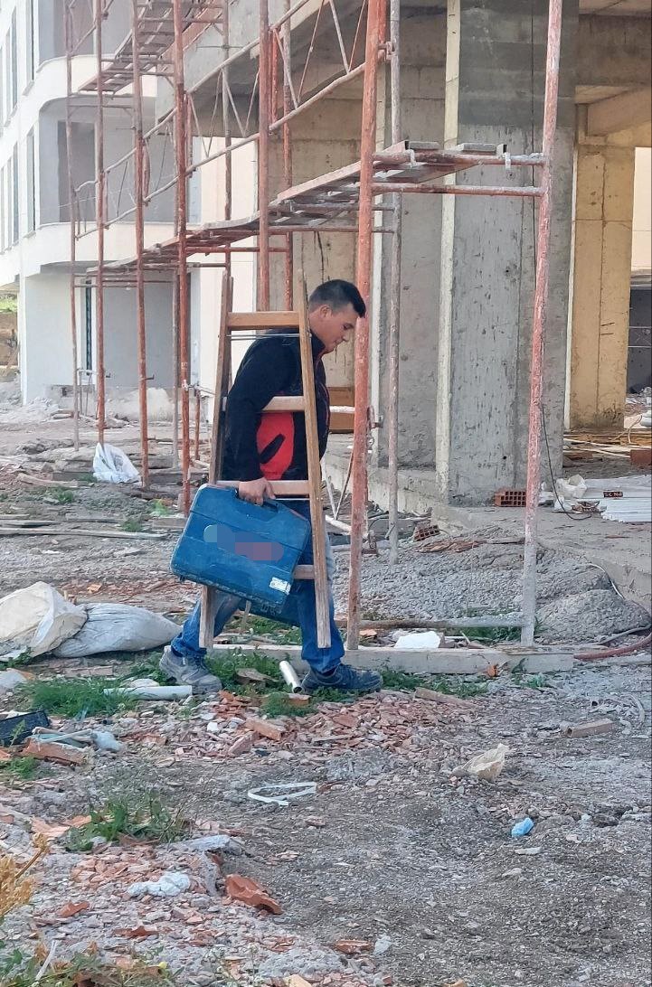 Yardımsever çırak: Kazancıyla çocukları sevindiriyor