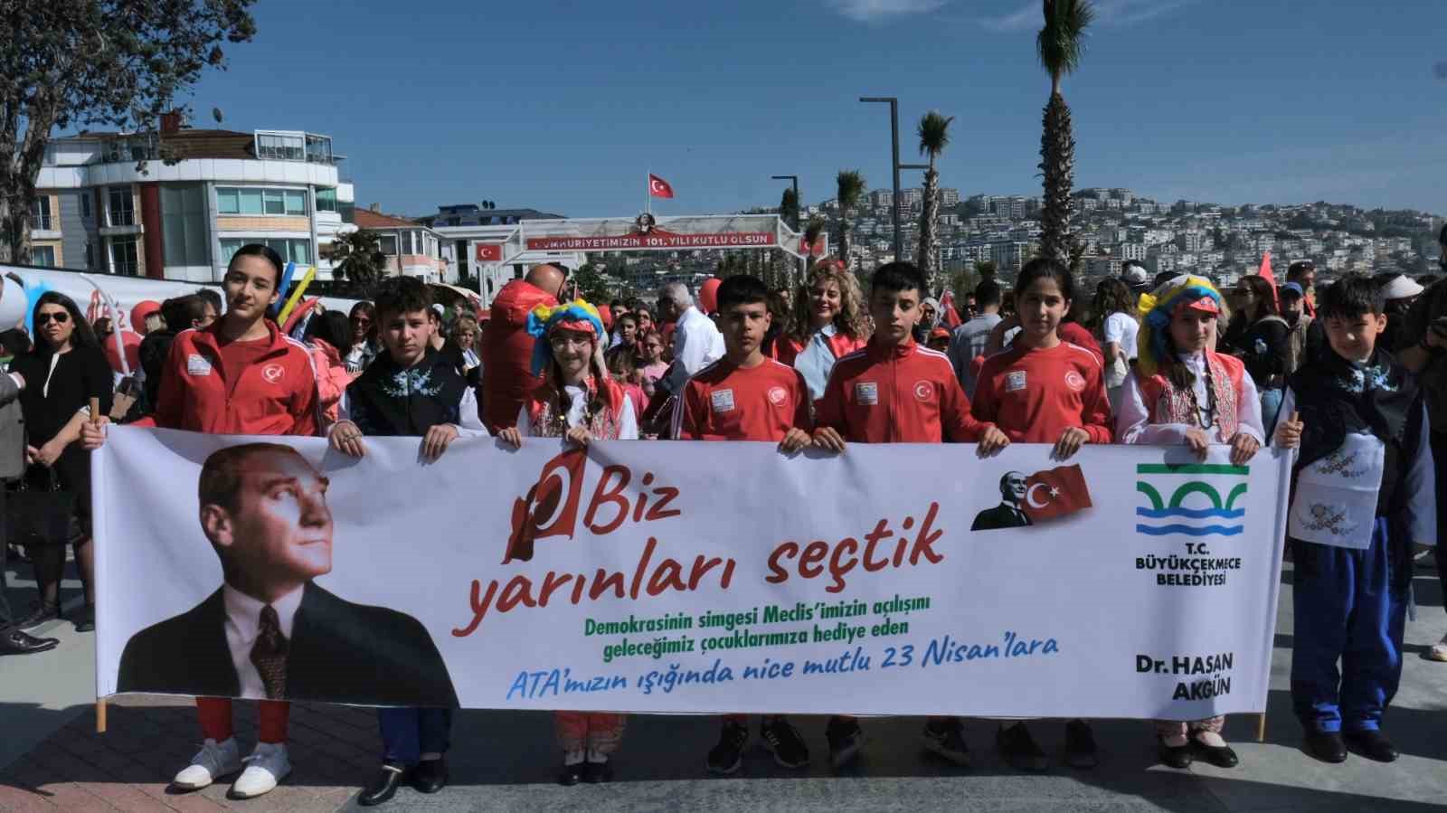 Büyükçekmece’de 23 Nisan coşkusu sokaklara taştı
