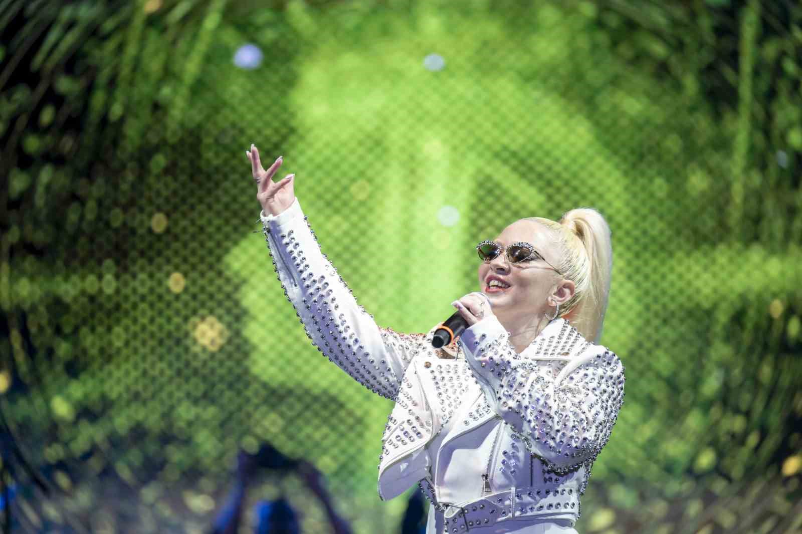 Sanatçı Ece Seçkin, Mersin’de sahne aldı