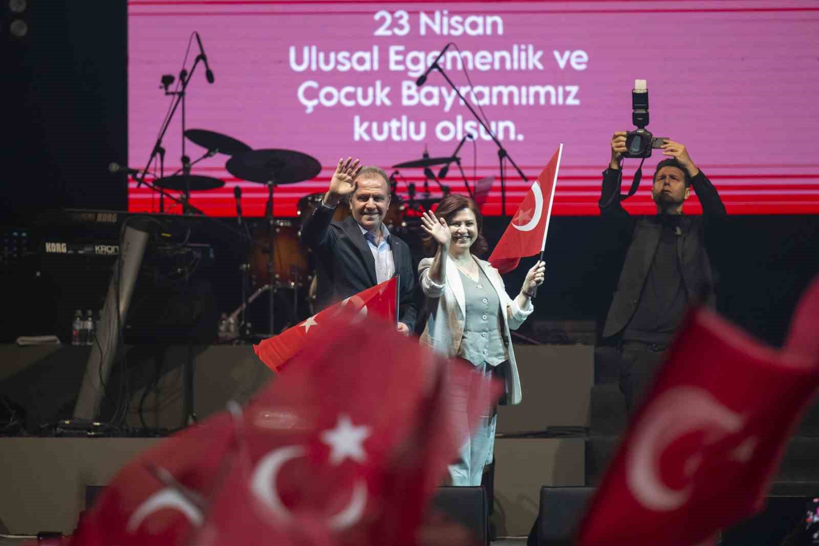 Sanatçı Ece Seçkin, Mersin’de sahne aldı
