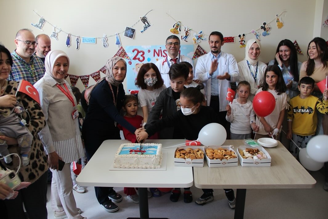 K&uuml;tahya Şehir Hastanesinde tedavi g&ouml;ren &ccedil;ocuklar 23 Nisan&rsquo;ı kutladı
