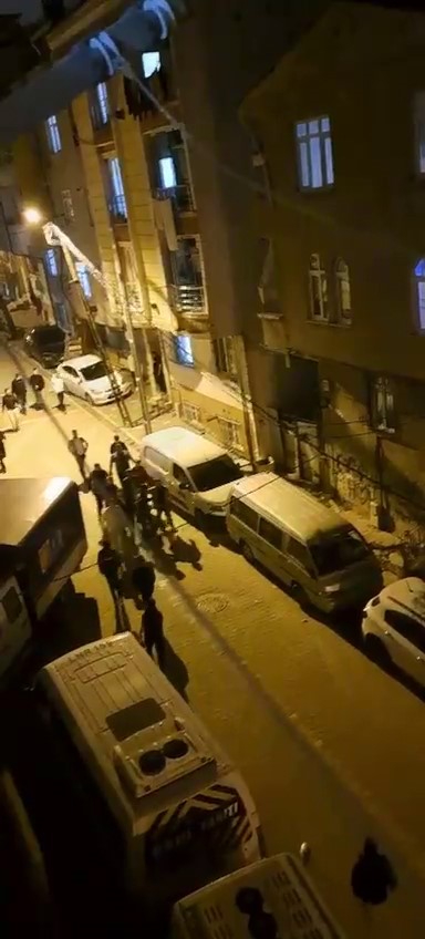 Esenyurt’ta vatandaşlar uyuşturucu satıcılarının peşine düştü: O anlar kamerada