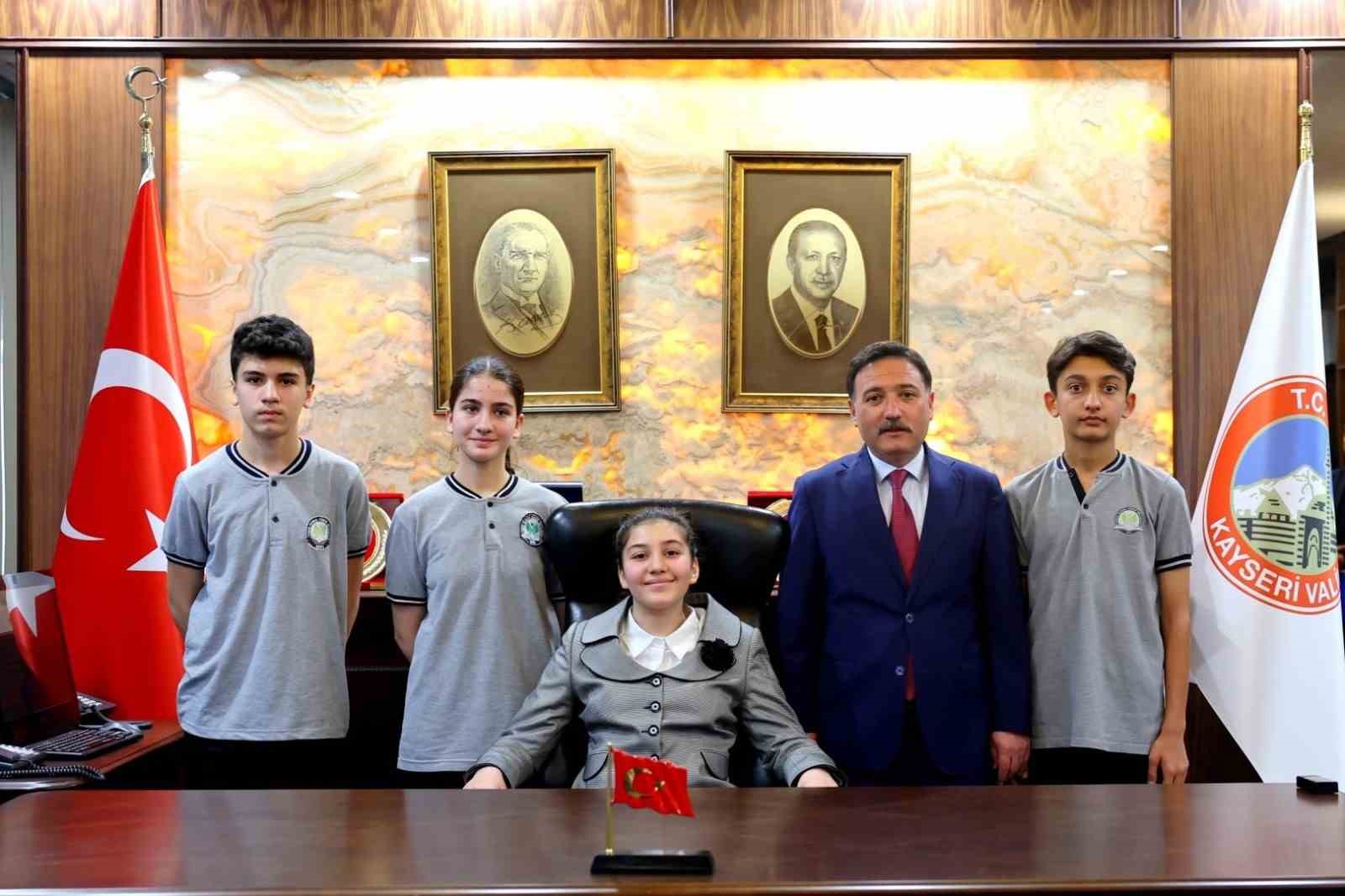 7. sınıf öğrencisi Zeynep, Vali Çiçek’in koltuğunu devraldı