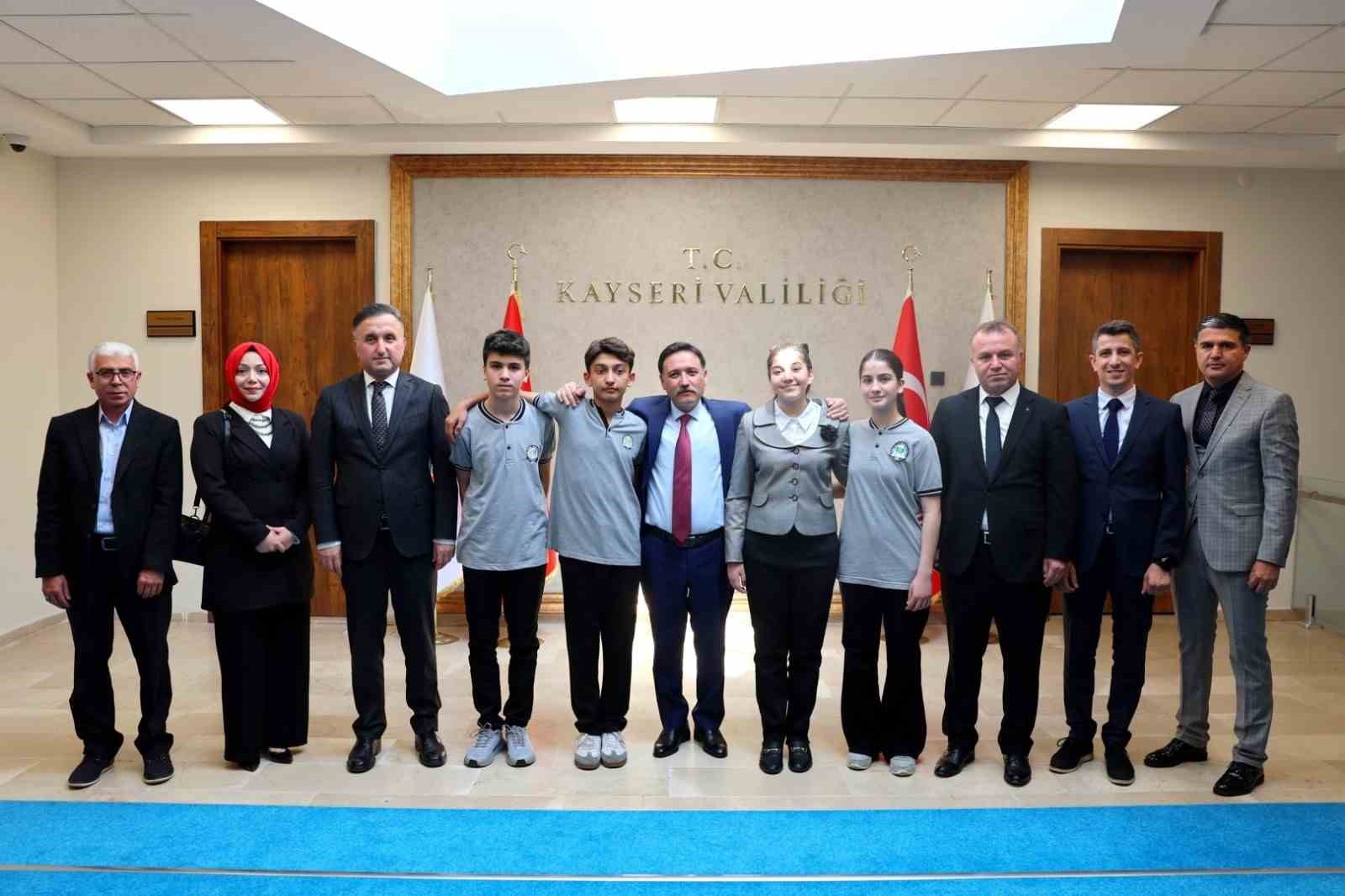 7. sınıf öğrencisi Zeynep, Vali Çiçek’in koltuğunu devraldı