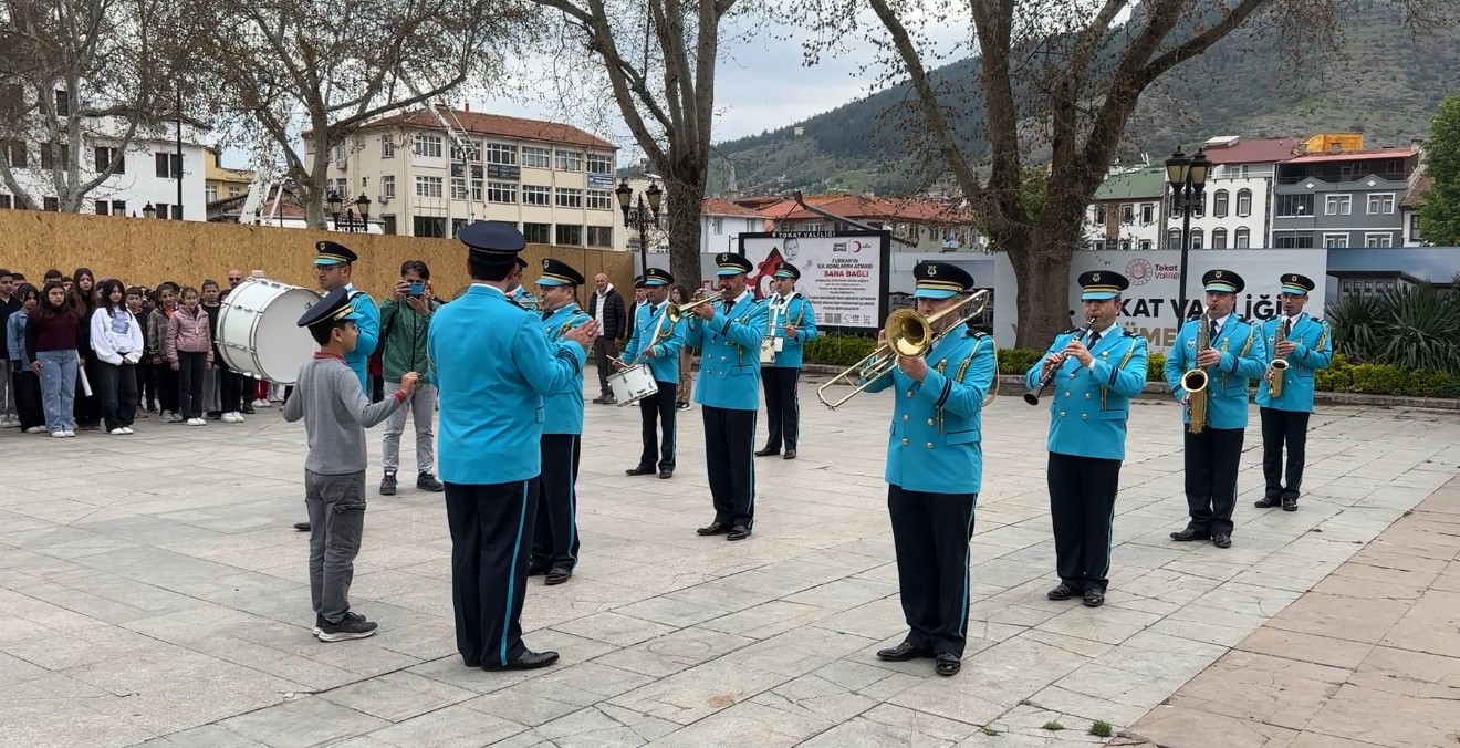 Küçük Eymen’den 23 Nisan’da gururlandıran performans