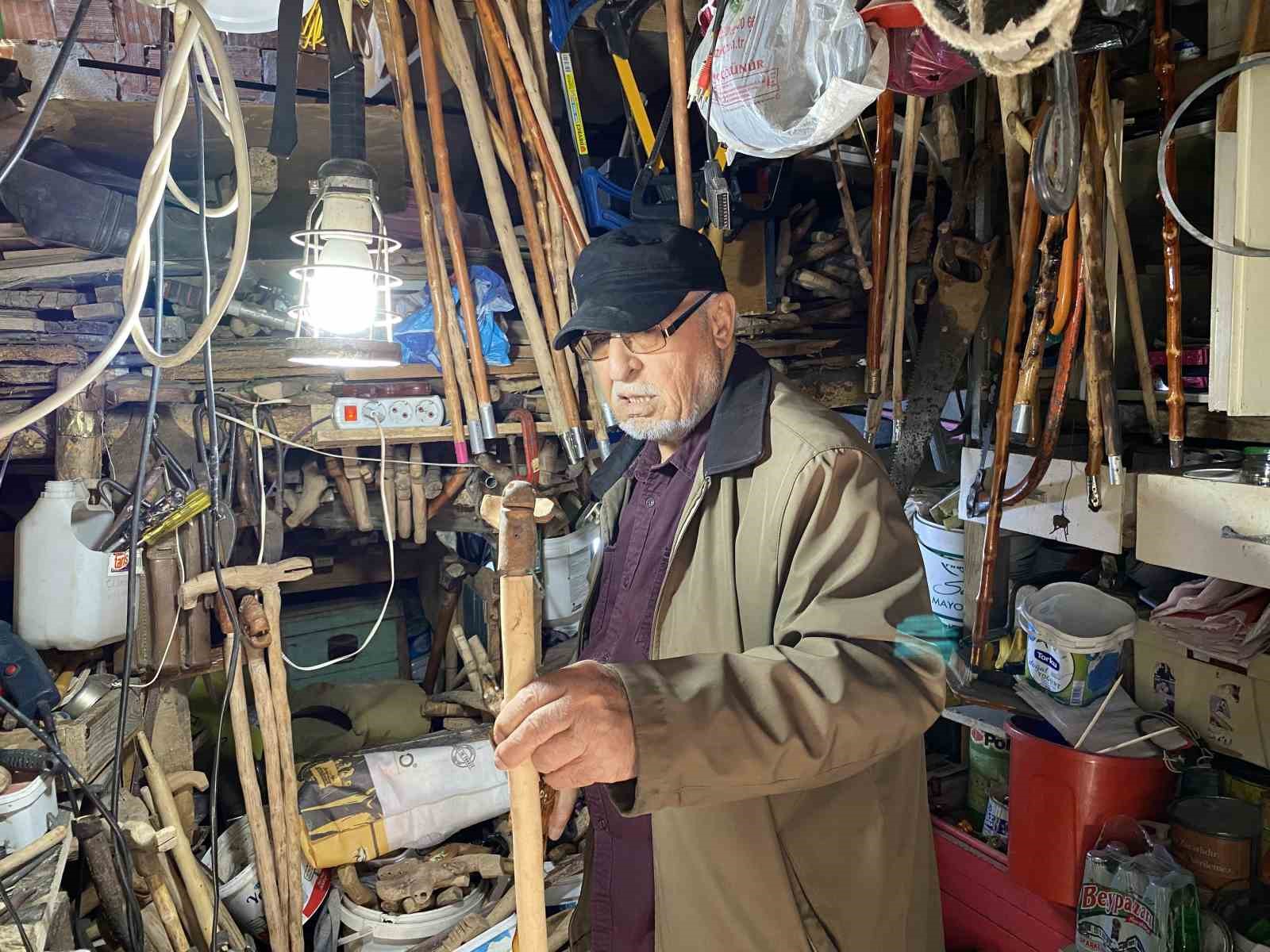 Doğadan topladığı ağaç dallarını bastona dönüştürüyor