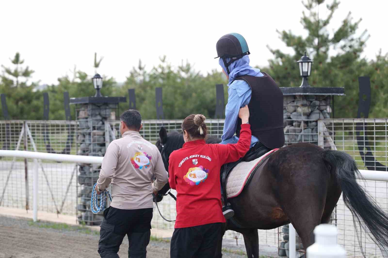 Sevgi evlerindeki çocuklar 23 Nisan’ı hipodromda coşkuyla kutladı