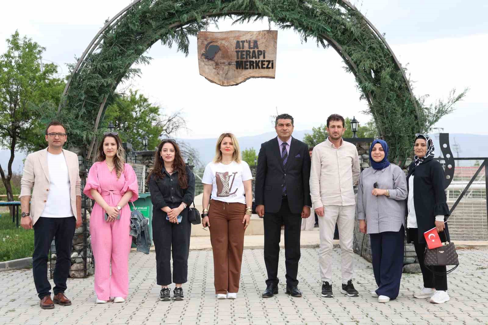 Sevgi evlerindeki &ccedil;ocuklar 23 Nisan&rsquo;ı hipodromda coşkuyla kutladı
