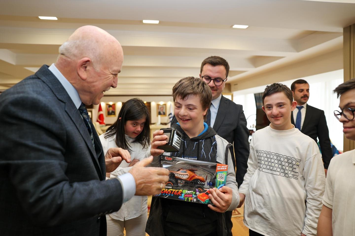 Başkan Sekmen; "Onların gözlerindeki ışık, bizlere umut ve ilham oldu"