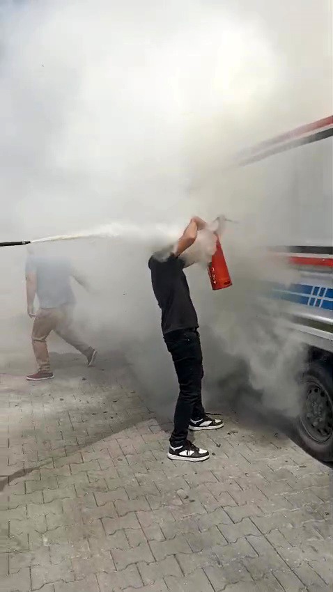 Tatbikat ger&ccedil;ek oldu, yanan kamyoneti eğitim alan personel s&ouml;nd&uuml;rd&uuml;
