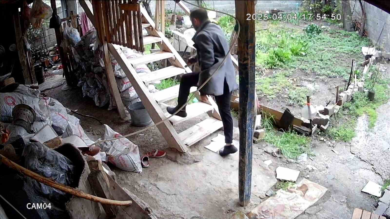 Zorla girdiği evde "Karımı boşayıp seni alacağım" diyen alkollü şahıs kabus dolu anlar yaşattı