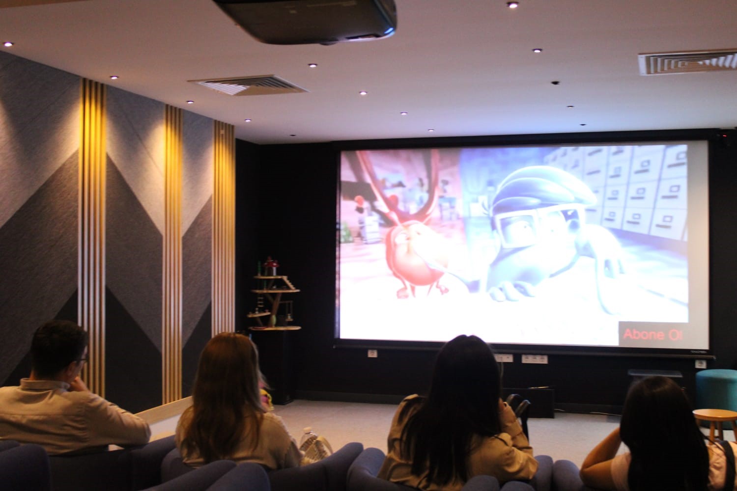 Su&ccedil;a s&uuml;r&uuml;klenen &ccedil;ocuklara 23 Nisan film g&ouml;sterimi d&uuml;zenlendi
