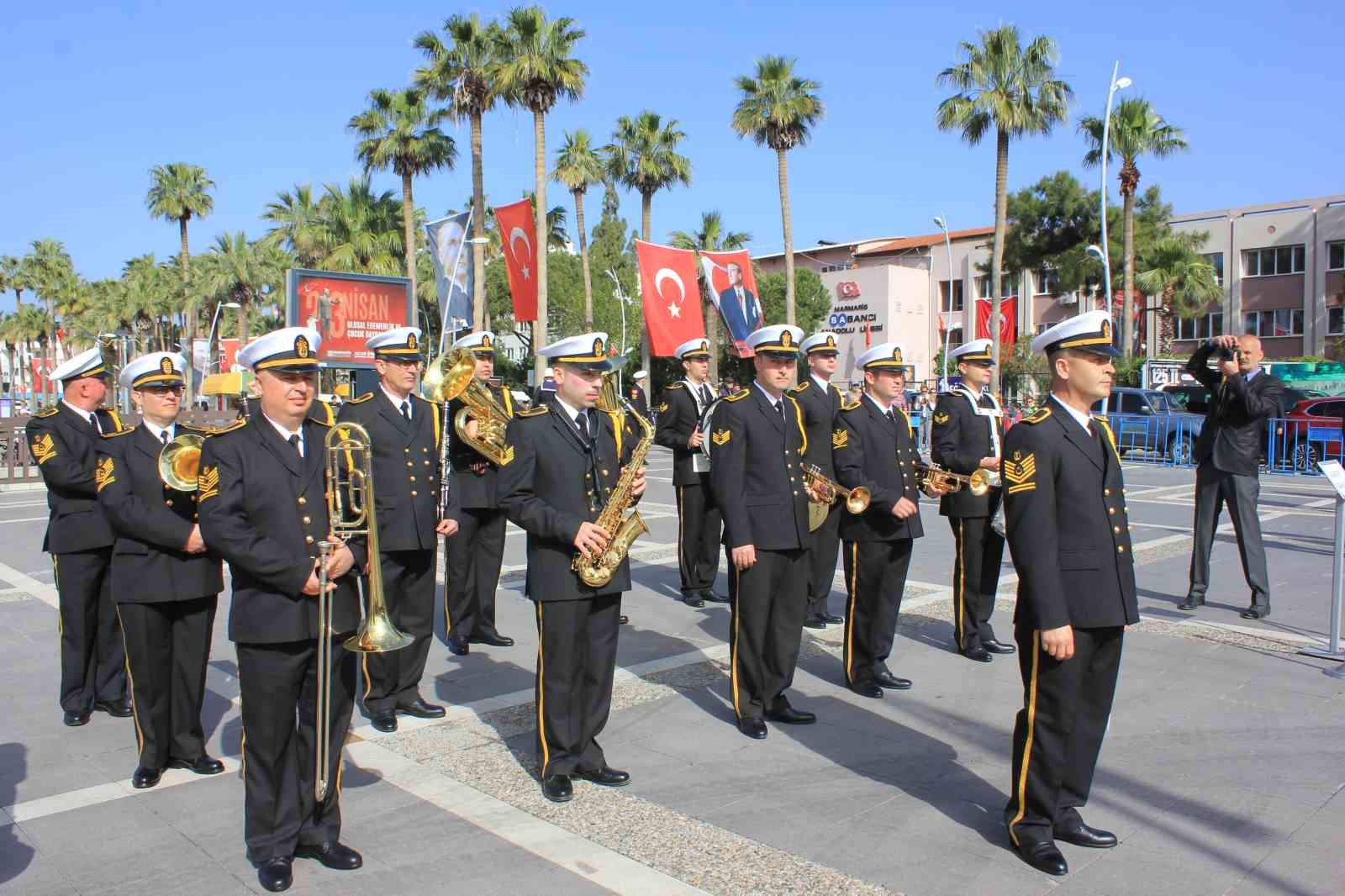 Marmaris’te 23 Nisan coşkusu çelenk sunma töreniyle başladı