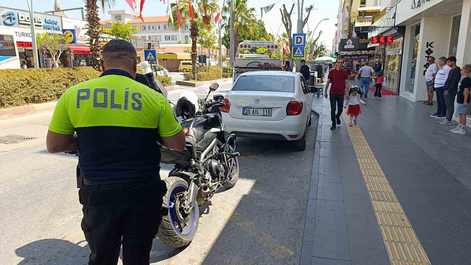 Cadde üzerinde 2 saat boyunca alarmı çalan otomobilin sahibi bulunamadı