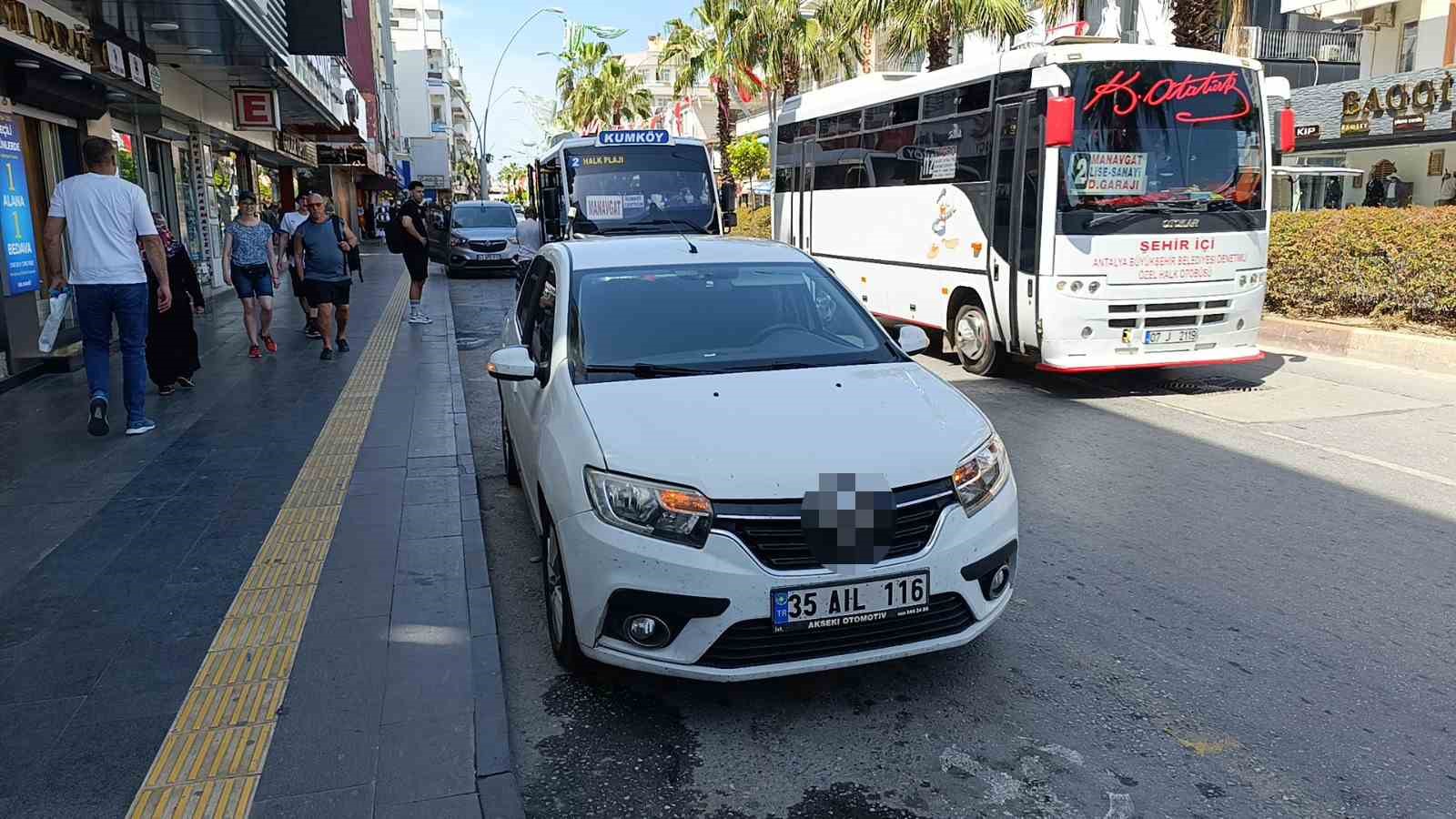 Cadde &uuml;zerinde 2 saat boyunca alarmı &ccedil;alan otomobilin sahibi bulunamadı
