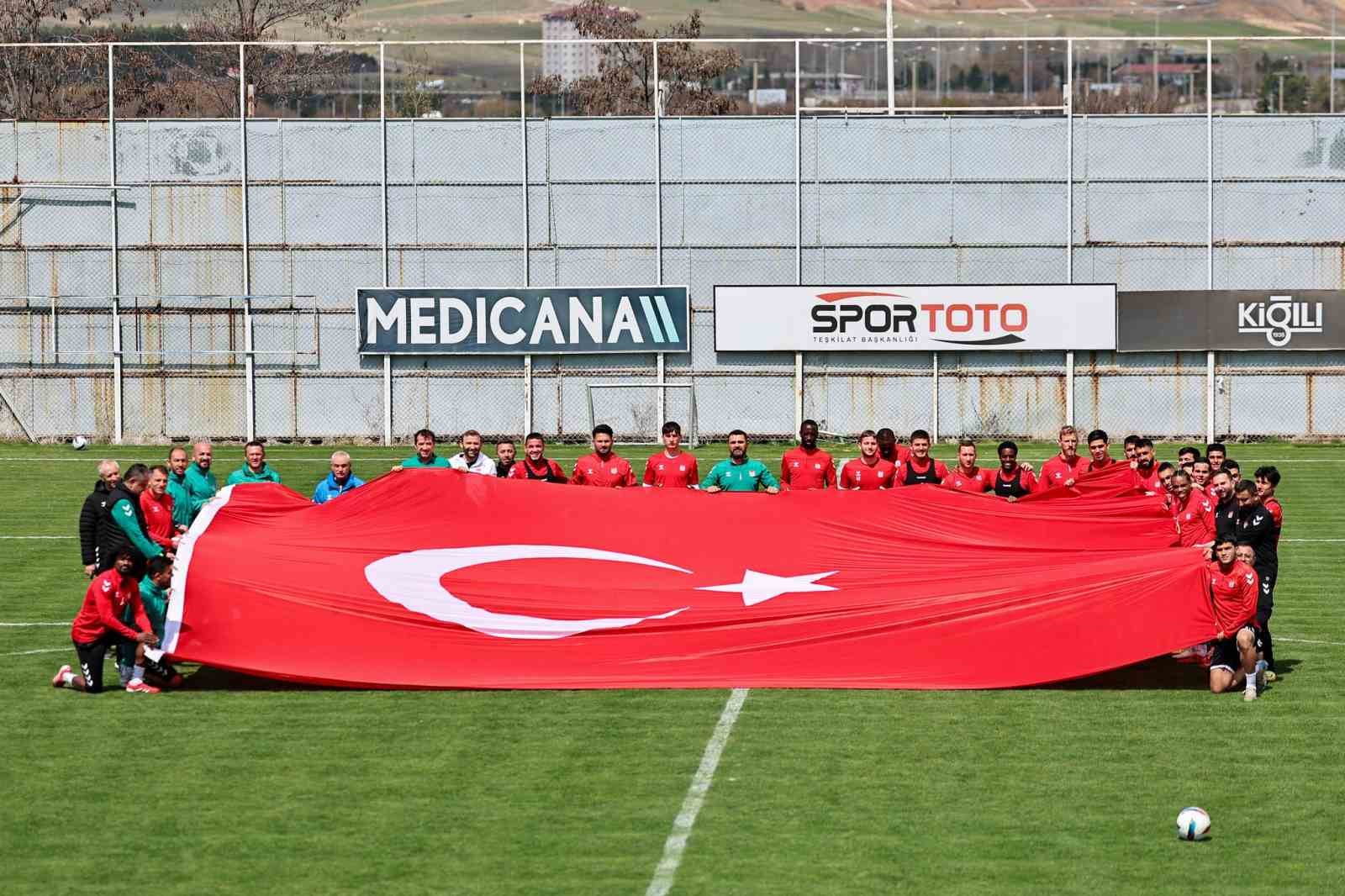 Sivasspor antrenmanda dev Türk bayrağı açtı