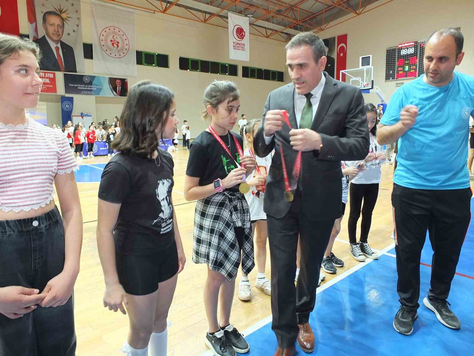 Balıkesir’de Çocuk Sporları Şenliği ödül töreni ile sona erdi
