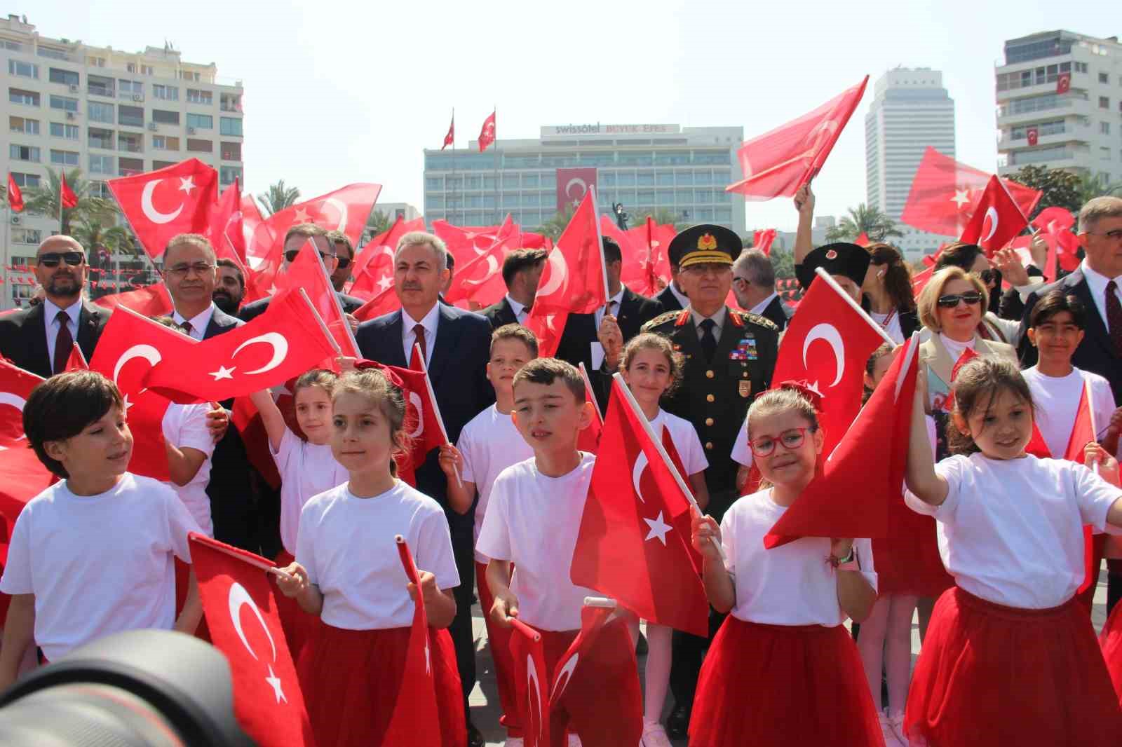 İzmir’de 23 Nisan kutlamalarından renkli görüntüler
